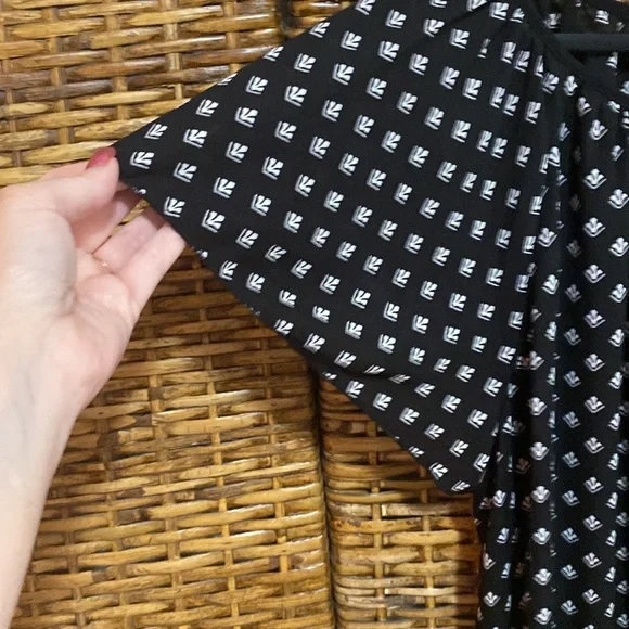 EUC Philosophy black white leaf design flutter sleeve blouse 2X - Picture 2 of 5